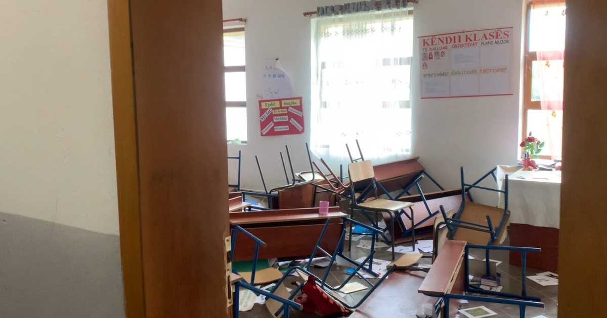 Ndodh në Bulqizë  Mësuesit dhe nxënësit futen në klasë dhe shokohen kur gjejnë   