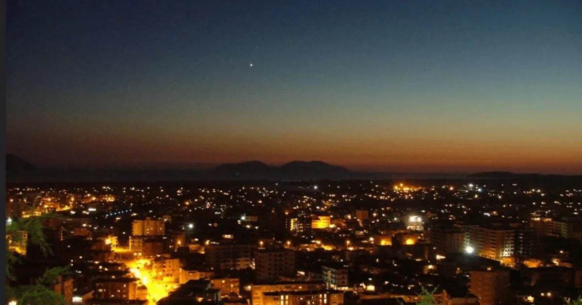 Rikthehet  makthi  në Vlorë  Qyteti mbetet sërish pa ujë  avari e rëndë në tubacionin pranë  Miramare 