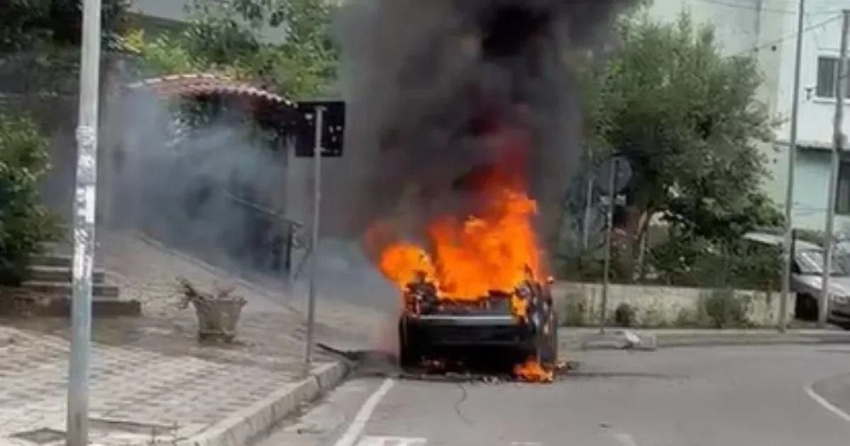 Përfshihet nga flakët një makinë në Tiranë
