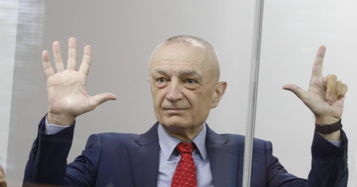 Ilir Meta sqaron simbolin me 7 gishta  ankohet për sallën e re të GJKKO së  Kondicioneri rridhte ujë sikur binte shi