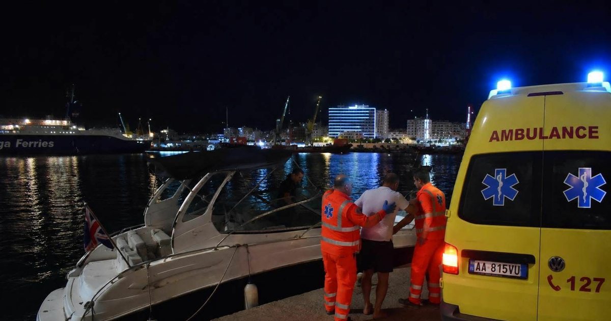 Skafi me flamur anglez mbërrin në portin e Vlorës  dy shtetas kroatë dërgohen në spital