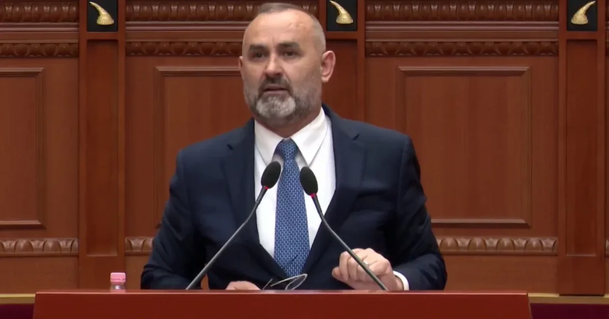  Të kërkoj ndjesë që të ula gradat   Manja i përgjigjet me ironi Peleshit  Në vend të ndjesës sime publike  dominoi cinizmi yt me mikrofon