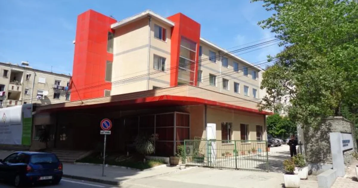 Shkarkohet drejtori i Fondit të Sigurimit të Kujdesit Shëndetësor  ja kush emërohet në vend të Arti Papajanit