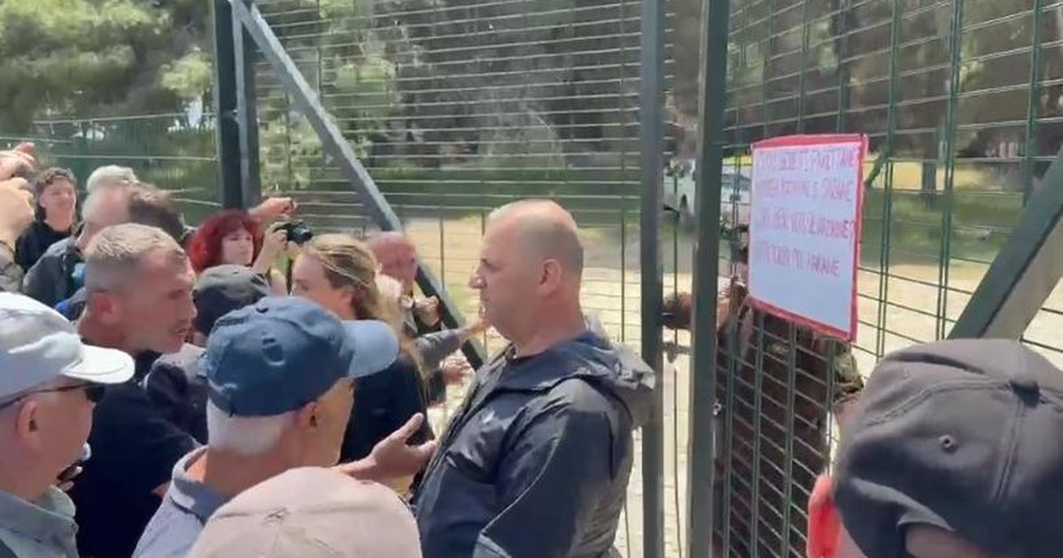 Protestë në Akërni kundër ndërtimeve  Banorët e Vlorës shembin gardhin rrethues dhe    