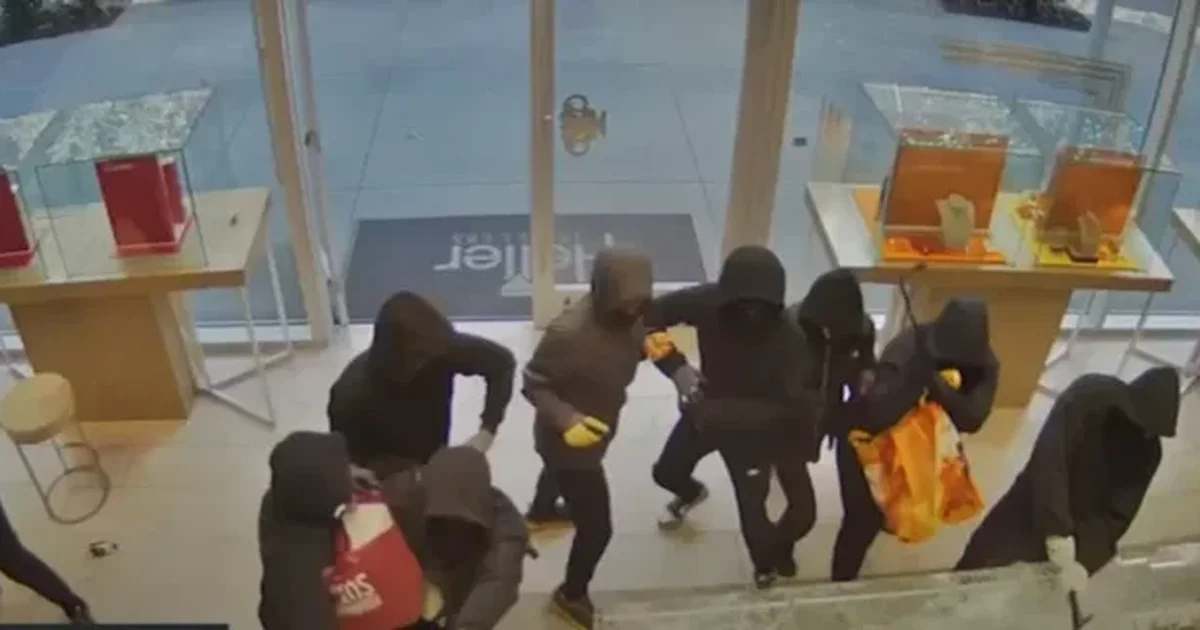 Grabitje me armë në Kamëz  Dy persona të maskuar vjedhin bizhuteritë në argjendari