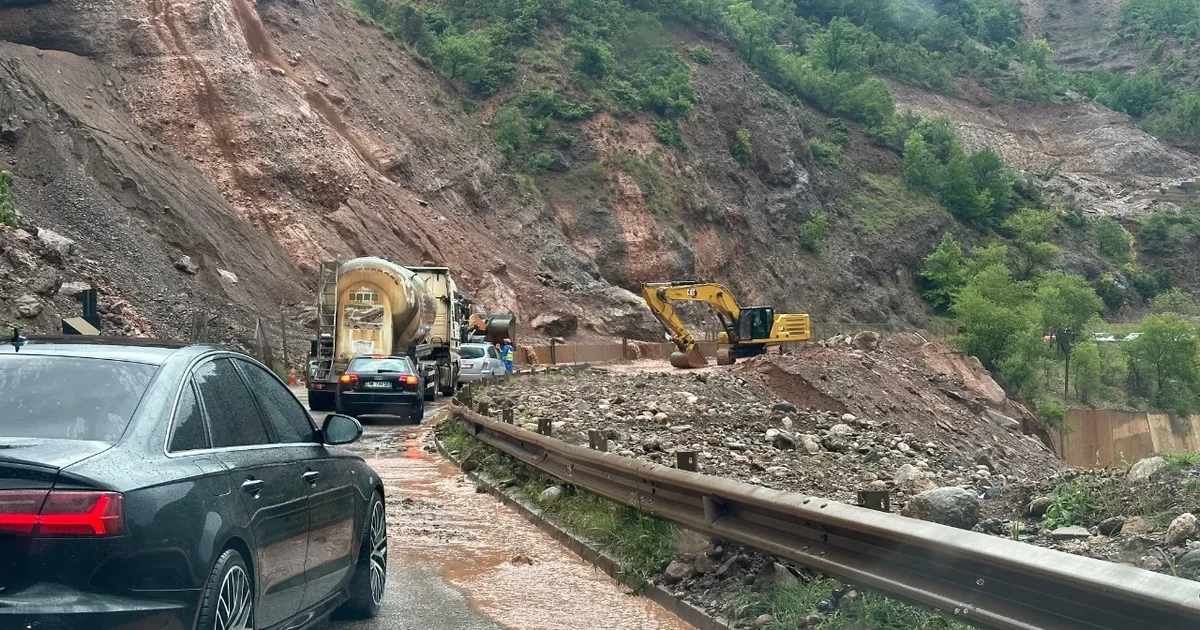 Moti i keq  paralizon  qarkullimin  Bllokohet sërish aksi Librazhd Përrenjas  radhë të gjata automjetesh