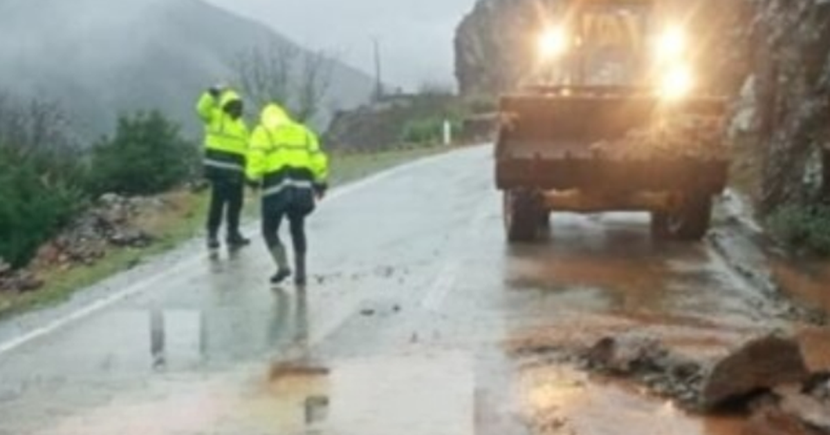 Rrëshqitje gurësh në Burrel Skuraj  bllokohet një krah i rrugës  rrezik për shoferët