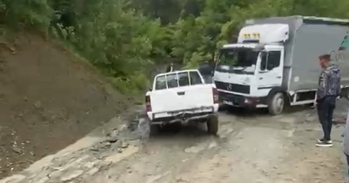 Rrezik në aksin Gramsh Kukur  Kamioni me mallra pranë rrëshqitjes