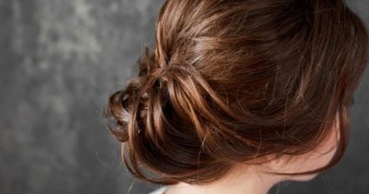 Nga përditshmëria në elegancë  Topuzi i ulët me onde që u shkon të gjithave dhe bëhet për vetëm disa minuta