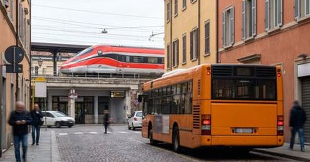 Italia drejt paralizës totale  Greva 24 orëshe bllokon trenat  transportin urban  shkollat dhe spitalet në gjithë vendin