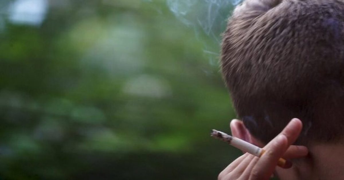 OBSH  19  e të rinjve duhanpirës  fenomeni në rritje  Ekspertët  90  e rasteve vijnë nga familje duhanpirëse