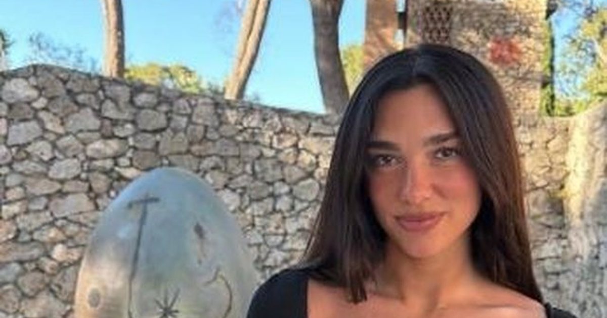  FOTO  Ylli botëror në Francë  Dua Lipa mahnit me paraqitjen elegante në  Fondation Maeght 