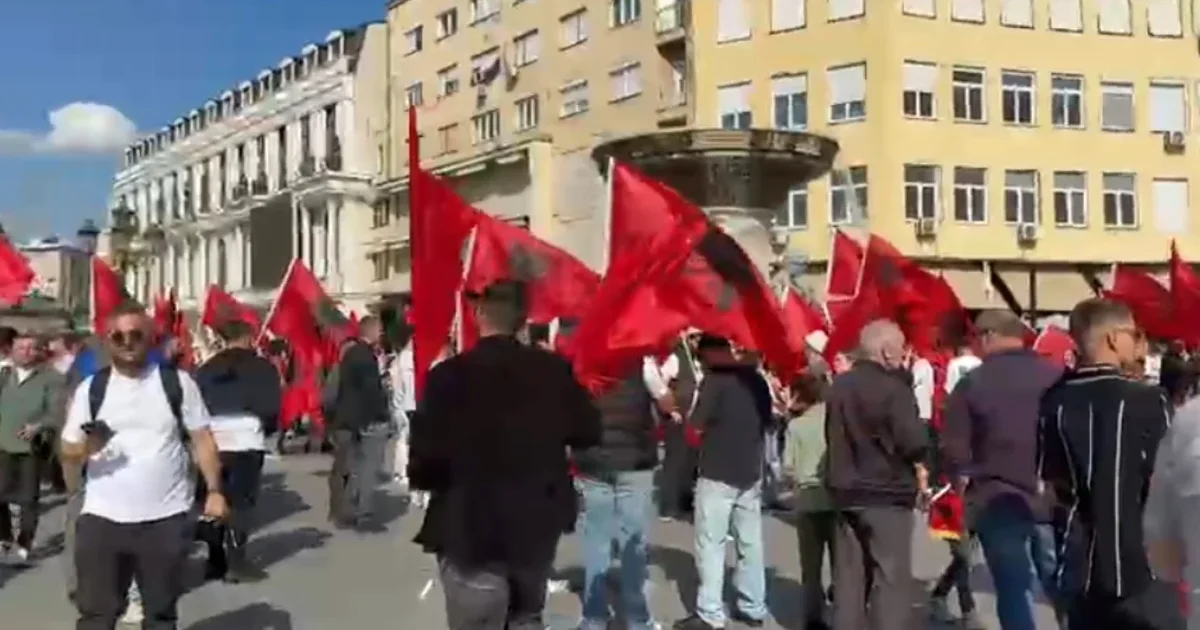 Protesta për gjuhën shqipe  Nis grumbullimi i studentëve në Maqedoninë e Veriut i bashkohen dhe ata nga Kosova