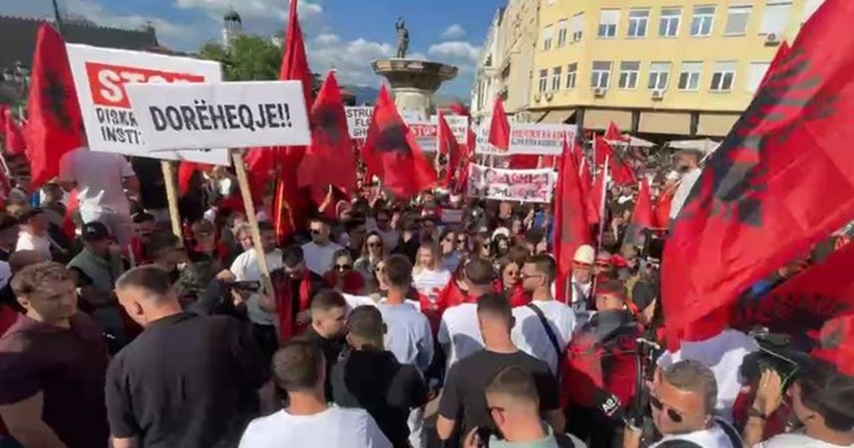  O sa mirë me qenë shqiptarë   Thirrjet e studentëve në Shkup vërshojnë në protestën për gjuhën shqipe