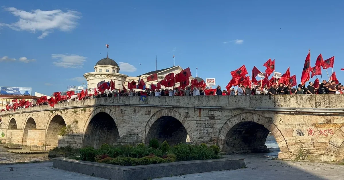  Gjuha shqipe amanet   Shkupi vishet kuqezi  Mijëra studentë protestojnë  kërkojnë dorëheqjen e kryeministrit