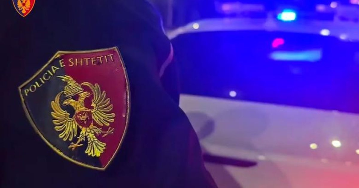 Po transferohej nga komisariati i Kuçovës në Fier  45 vjeçari i merr armën efektivit dhe e plagos  Në trup kishte fshehur 