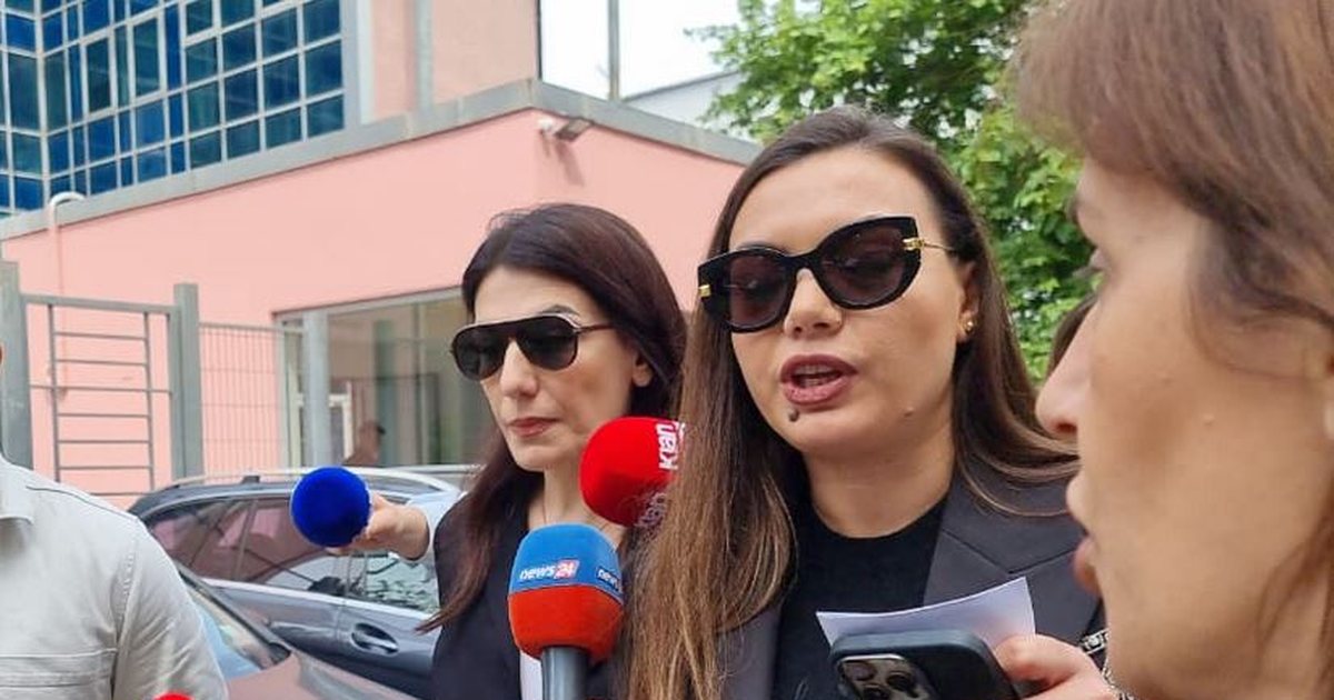 Rreth 30 minuta në SPAK  Mirlinda Karçanaj pyetet për përgjegjësitë në AKSHI  avokatja e saj shtyn mikrofonat e gazetarëve  Do flasë kur të dojë