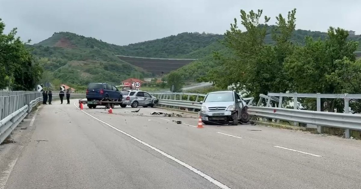 Aksident në rrugën Korçë Pogradec  tre makina përplasen mes tyre  Njëra përfundon pas barrierave  shkak dyshohet 
