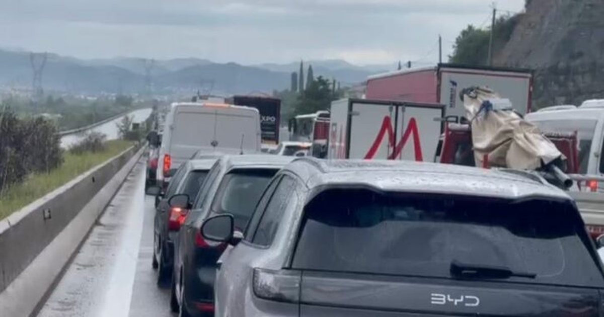 Bllokohet autostrada Tiranë Elbasan  Radhë kilometrike mjetesh prej më shumë se dy orësh
