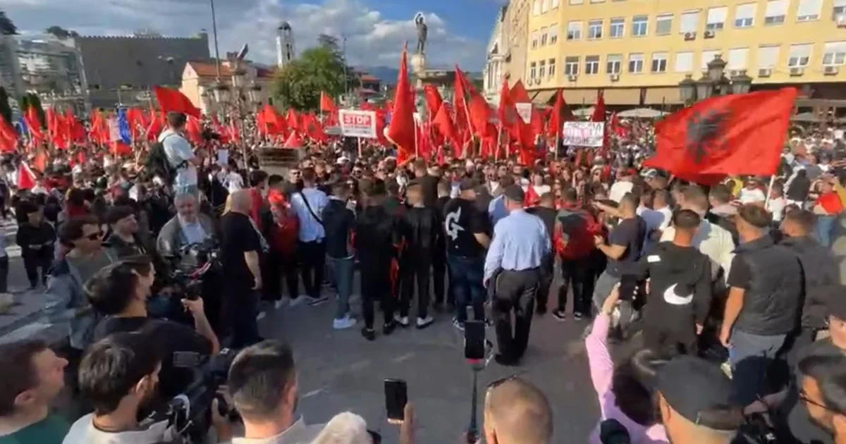 Protesta e studentëve shqiptarë në Shkup për shqipen  Ministri i Drejtësisë në RMV  Gjuha maqedonase është detyrim ligjor