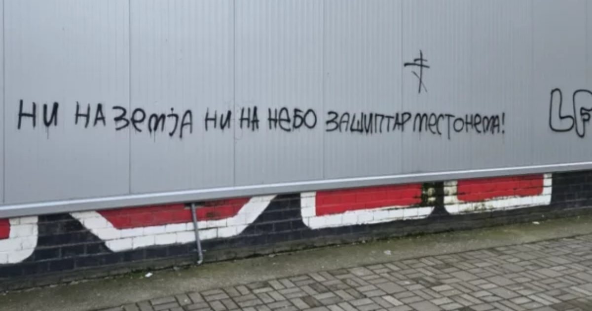  As në tokë as në qiell  vend për shqiptarët nuk ka   SKANDAL në Shkup  shfaqen shkrime anti shqiptare