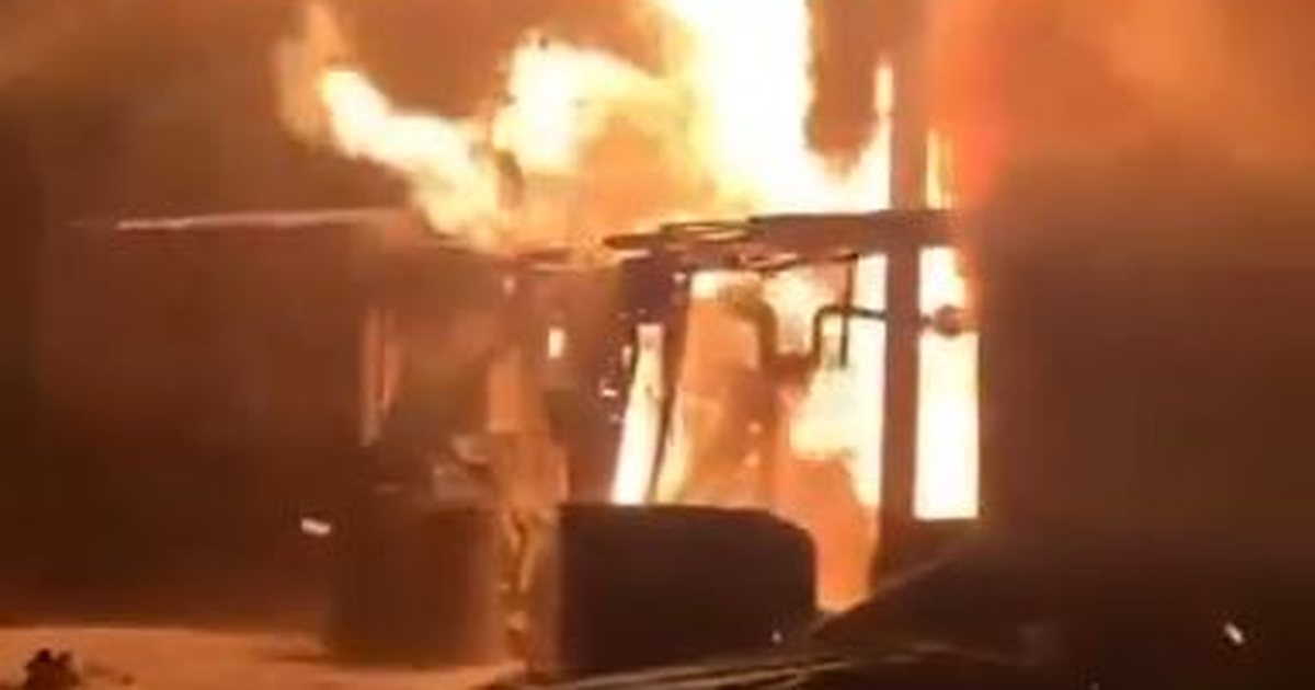 Panik dhe alarm në Elbasan  zjarri  përpin  repartin e përpunimit të baterive  Dëme të konsiderueshme  shkak i flakëve dyshohet 