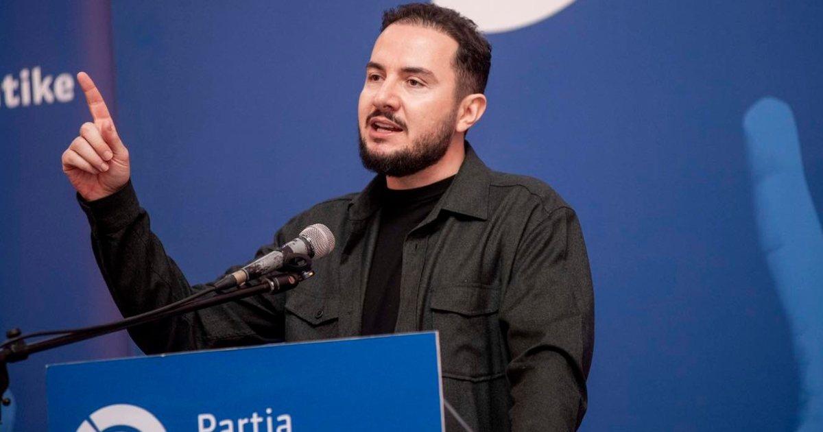 Vetëm Sali Berisha si opsion pë PD  Gara për kreun e partisë  demokratët  votojnë  për Salianjin  ish deputeti poston fletët e votimi  FOTO 