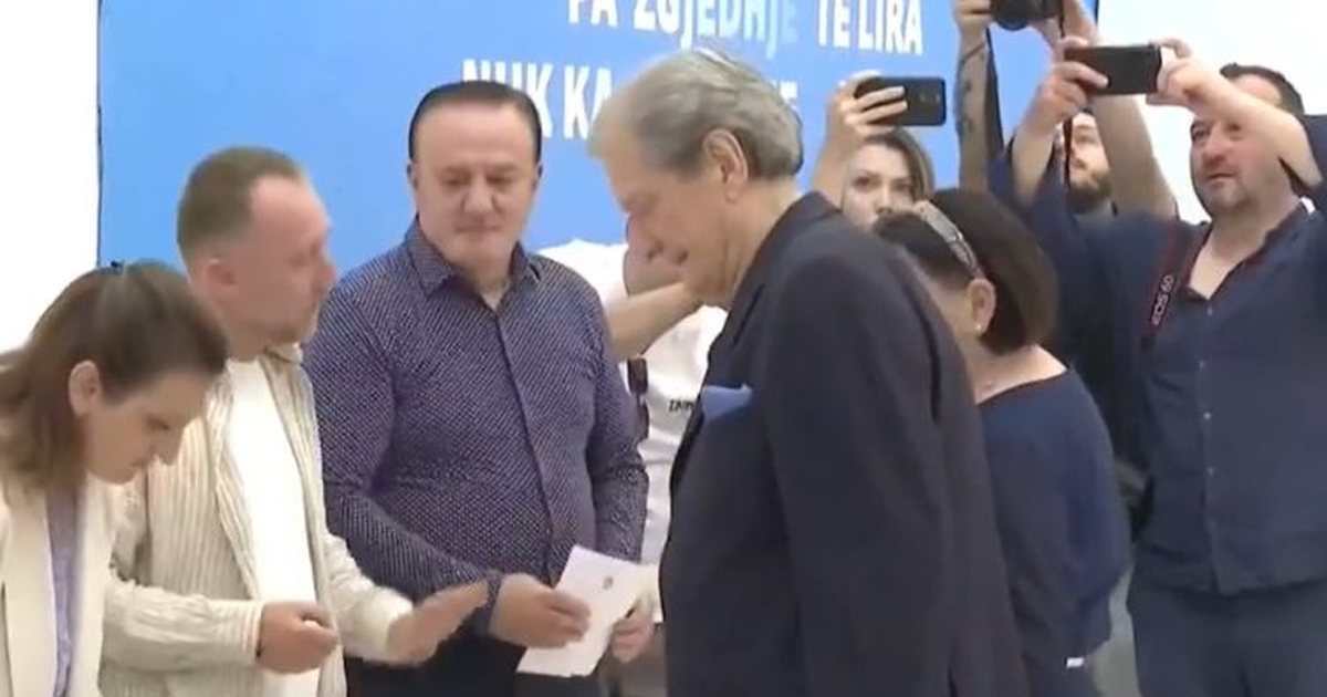 Referendumi në PD  Berisha voton për veten  shoqërohet nga bashkëshortja e tij  Kreu i selisë blu  Proces shembullor