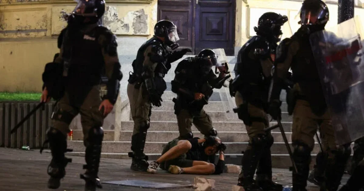 FOTO  Incidente të dhunshme në Beograd  Përplasje mes protestuesve dhe policisë pranë pallatit presidencial