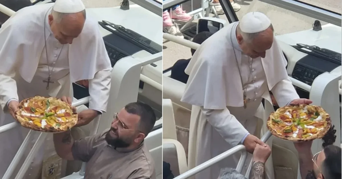 FOTO LAJM   Ndodh sërish  Papa Leoni merr dhuratë një picë gjatë vizitës së tij në qytezën e vogël italiane