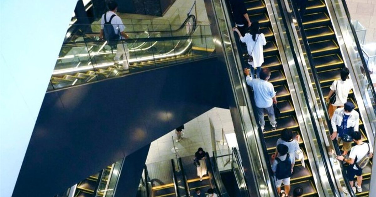 Panik në Tokio  Një person spërkat një substancë në një qendër tregtare  sëmuren 25 persona