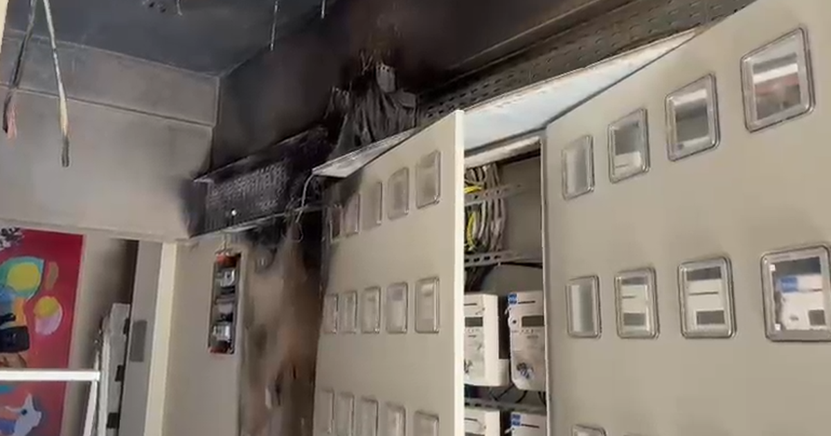 Një shkëndijë shkak i zjarrit në Tiranë  dalin pamjet nga kabina e djegur elektrike