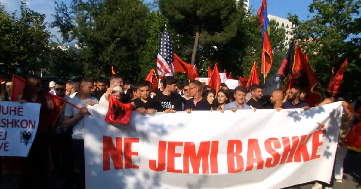  Ne jemi bashkë  Nis protesta studentore në sheshin  Skënderbej  në mbrojtje të studentëve shqiptarë në RMV