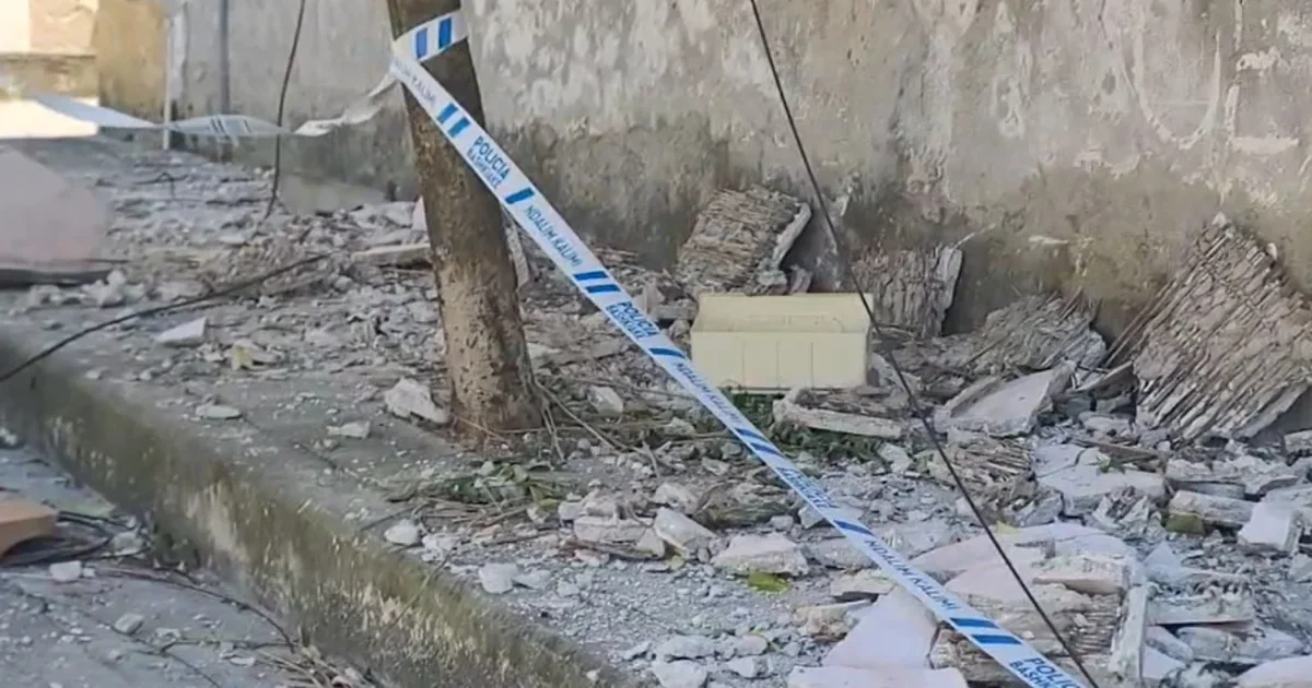 Rrëzohet bordura e çatisë në një godinë e përshtatur për banim në Durrës  Familjet të shqetësuara