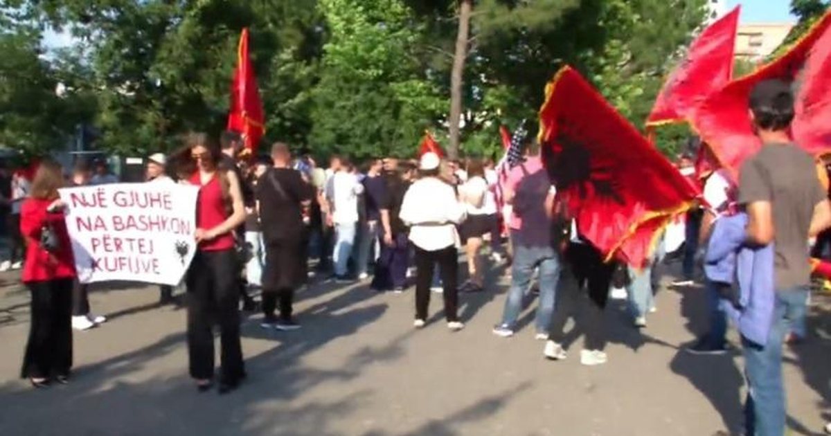 Protesta në Tiranë për gjuhën shqipe  Studentët nisin marshimin drejt ambasadës së Maqedonisë së Veriut