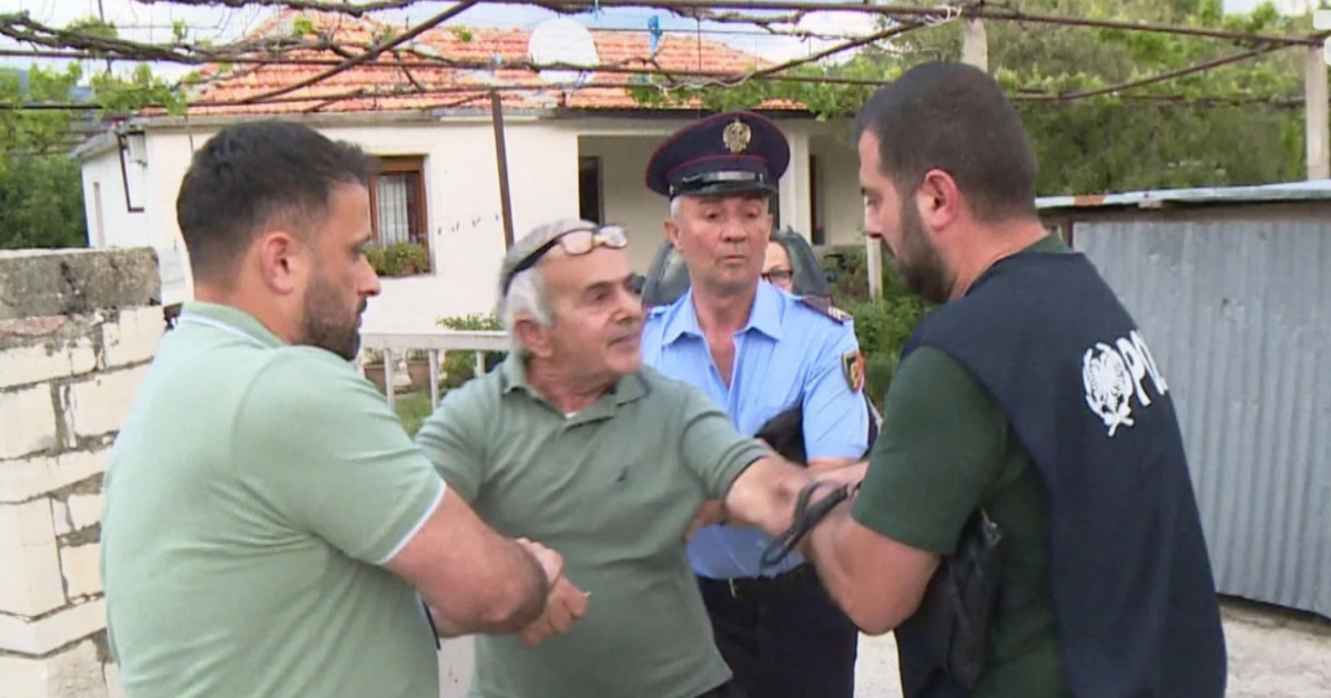  Fytyrë mi  qelbësirë    Historia e konfliktit për shtëpinë dhe murin në Progonat  avokati qëllon me gurë komshiun