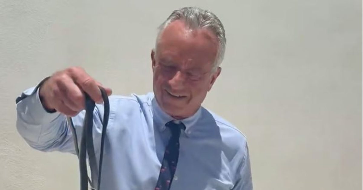Robert F  Kennedy Jr  kafshohet nga një gjarpër në Florida  videoja bëhet virale  VIDEO 