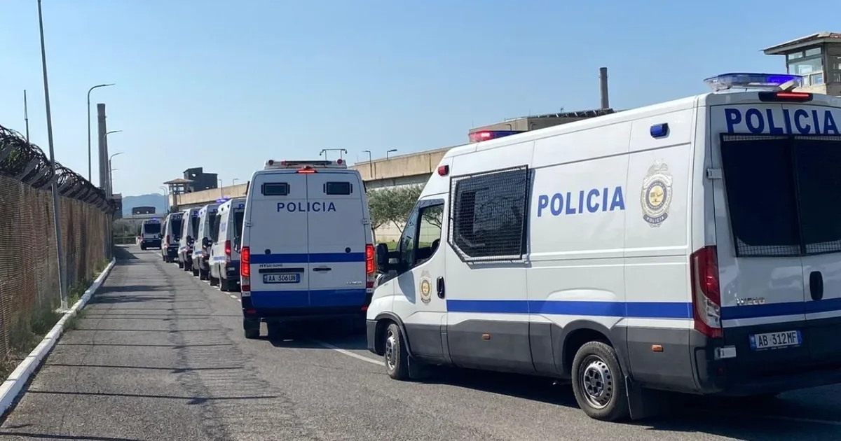 Kontrollet në burgje  Iu gjetën dy shishe alkool  merret në pyetje i dënuari  Ishte lëng boronice  e dua se vuaj nga veshkat