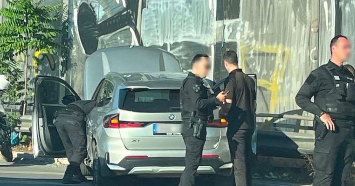 E rëndë  Shqiptari plagos me armë pronarin e një dyqani  arratiset me makinë dhe përplaset me disa automjete