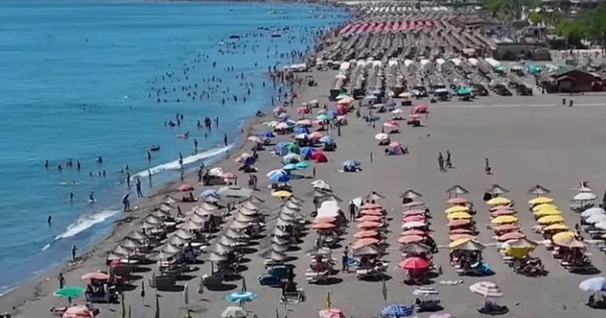 Këshilli Bashkiak i Shkodrës vendos çmimin tavan për shezlongët  jo më shumë se 900 lekë në Velipojë