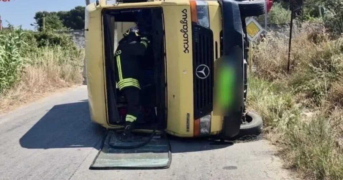 E rëndë  Autobusi i shkollës përplaset me një makinë  plagosen 13 persona mes tyre dy nxënës në gjendje të rëndë