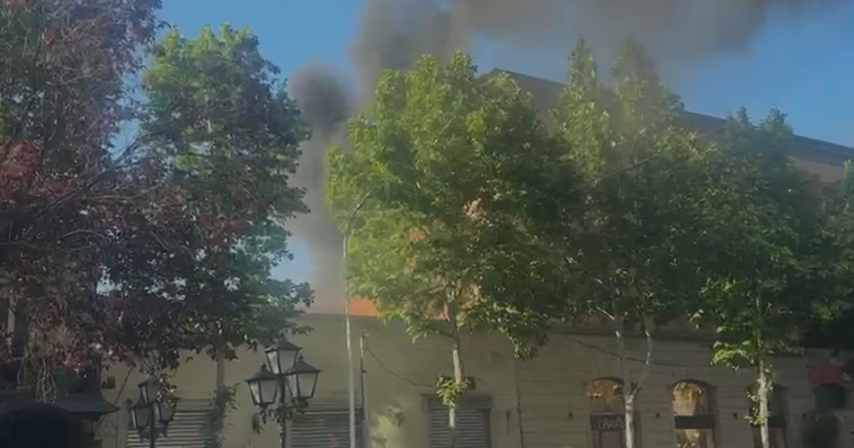 Përfshihet nga flakët tarraca e një dyqani në Rrugën e Kavajës