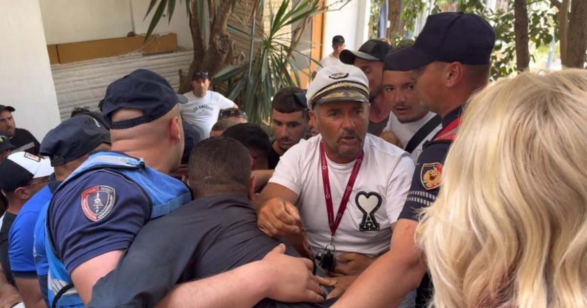 Tensione në Bashkinë e Sarandës  Pronarët e mjeteve ujore tentojnë të hyjnë me forcë në mbledhjen e Këshillit  Duam 