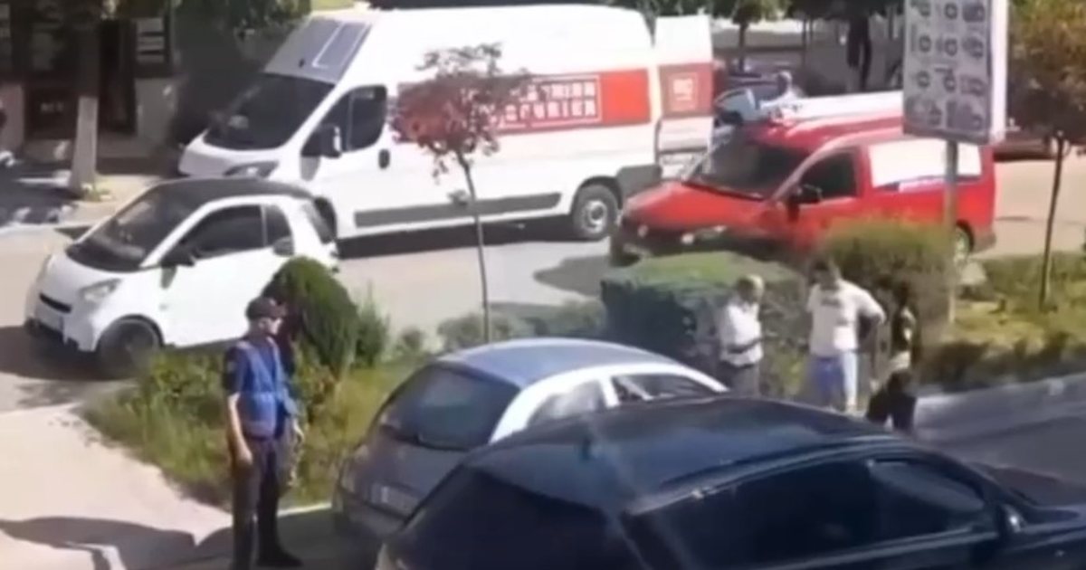 Aksident në Gjirokastër  Përplasen dy makina në bulevardin e qytetit