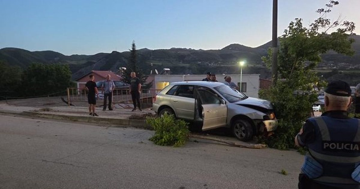 Aksident në Gramsh  automjeti del nga rruga dhe përplaset me shtyllën