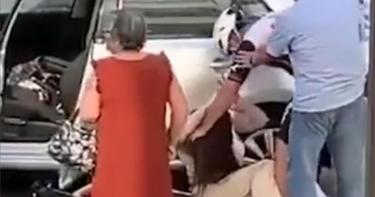 Video  Çiklisti kap për fyti dhe godet me grushte një grua në mes të rrugës