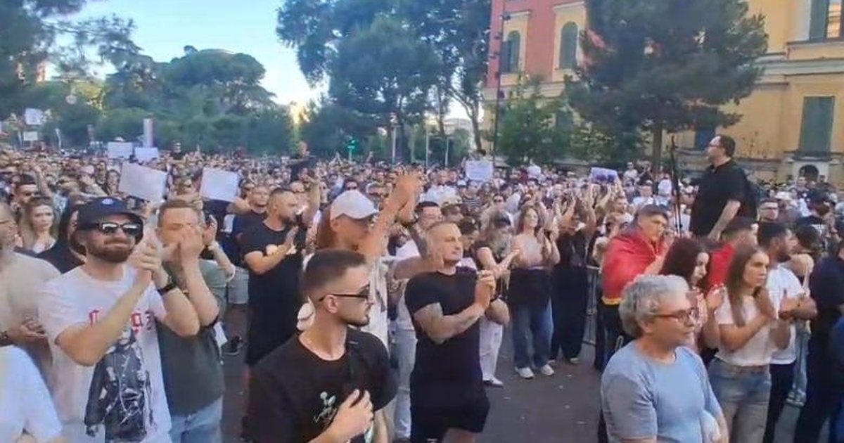 Protesta në Zvërnec  qytetarët tubim në Tiranë  mblidhen përballë Ministrisë së Brendshme
