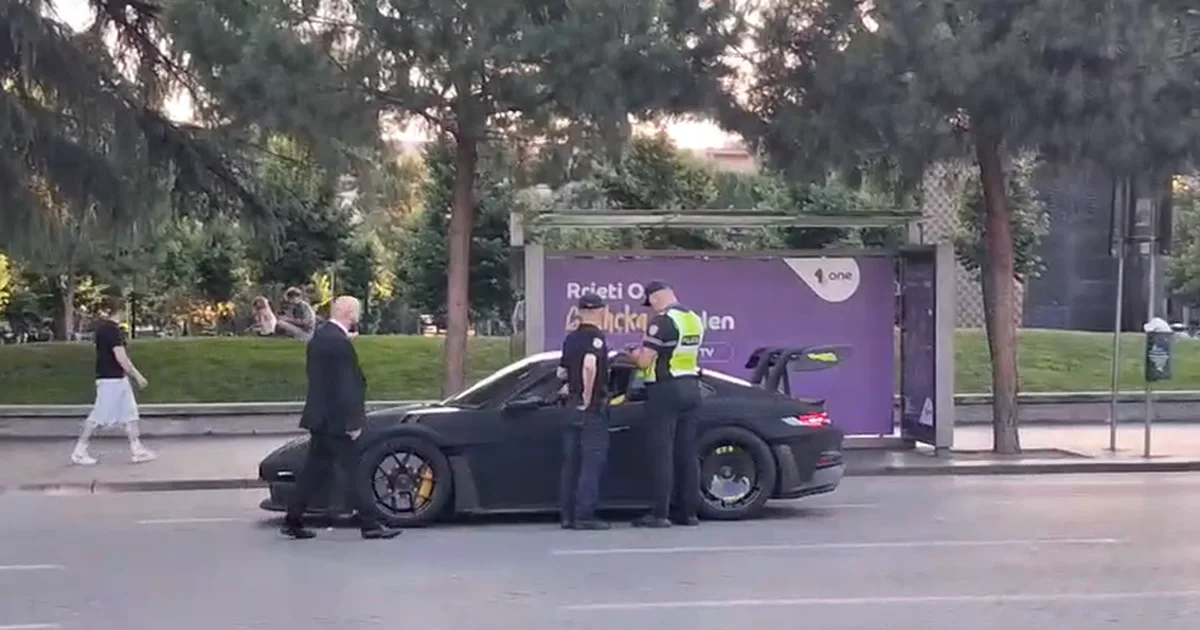 Thyen rregullat  dy futbollistët e kombëtares shqiptare nuk i shpëtojnë gjobës nga policia në Tiranë  FOTO 