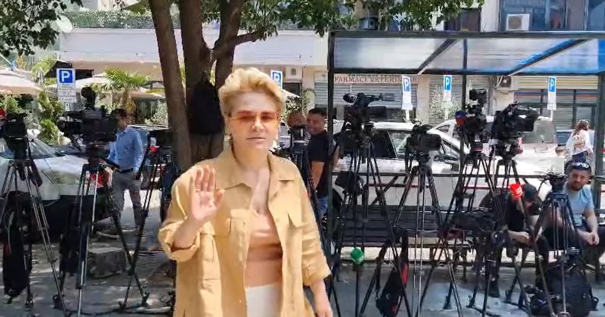 Monika Kryemadhi paraqitet në SPAK  njofton gazetarët për ndarjen nga jeta të ish vjehrrit  Vdiq babai i Ilirit  e morët vesh 