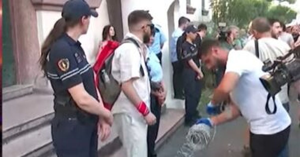 Qytetarët marrin  hak  për Zvërnecin  rrethojnë Ministrinë e Brendshme me tela me gjëmba